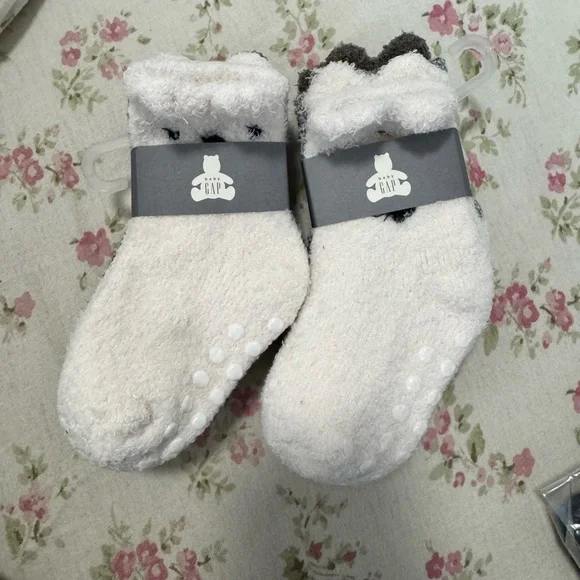 NWT Gap Baby Pj set and socks - Picture 2 of 6